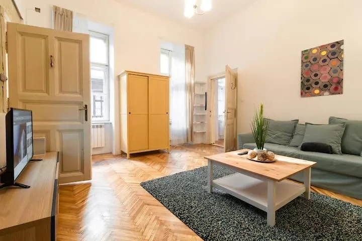 Vivid Downtown Apartment Close To Kalvin Ter Budapest Hungary